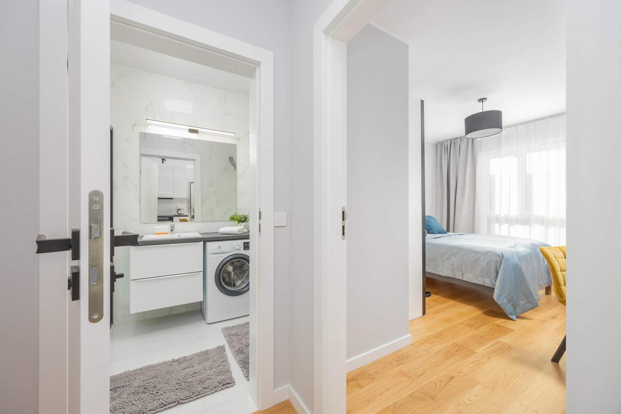 Apartment Elegant In With Parking And Desk For Remote Work By Renters Warsaw