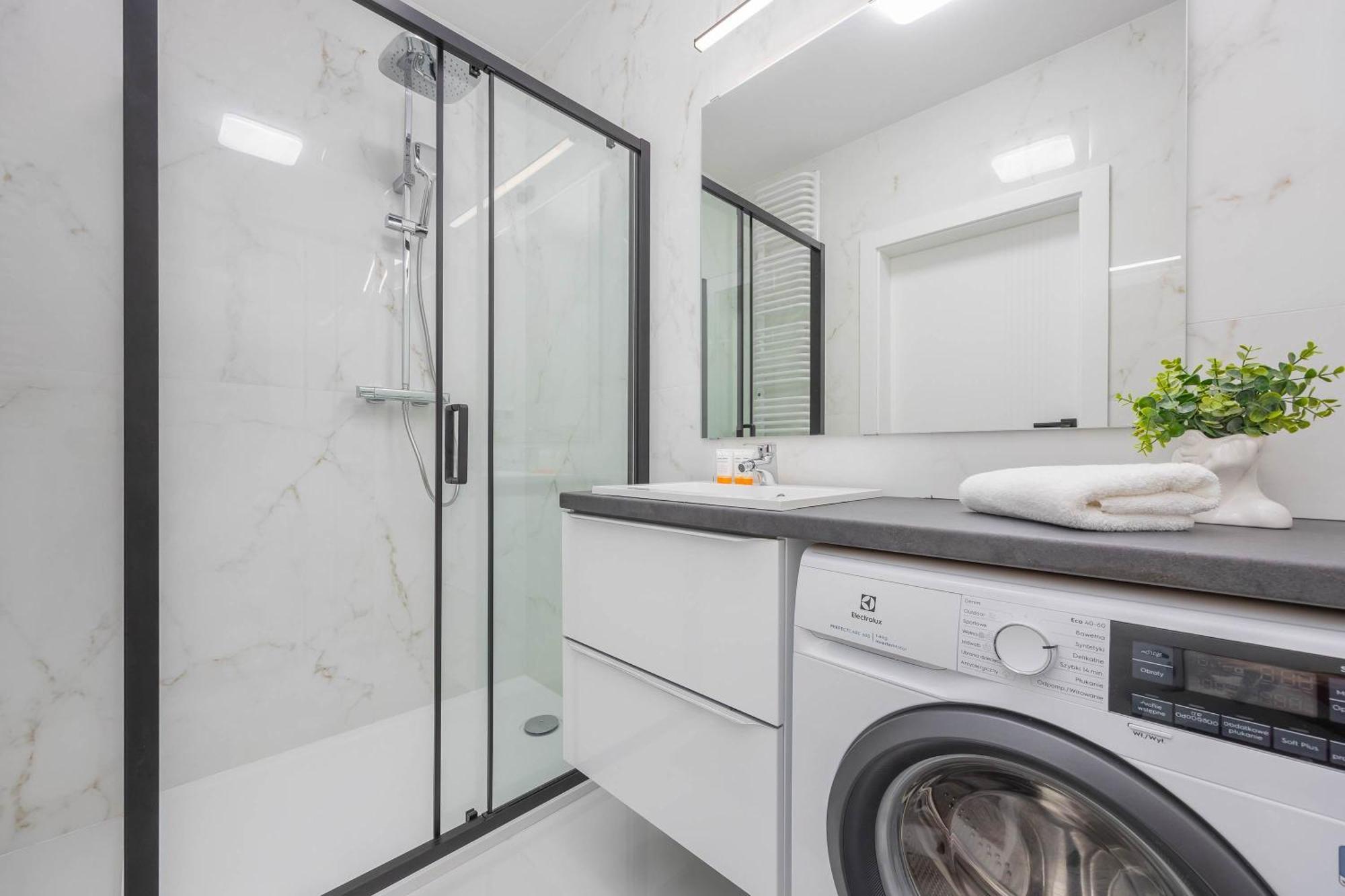 Apartament Elegant In With Parking And Desk For Remote Work By Renters *