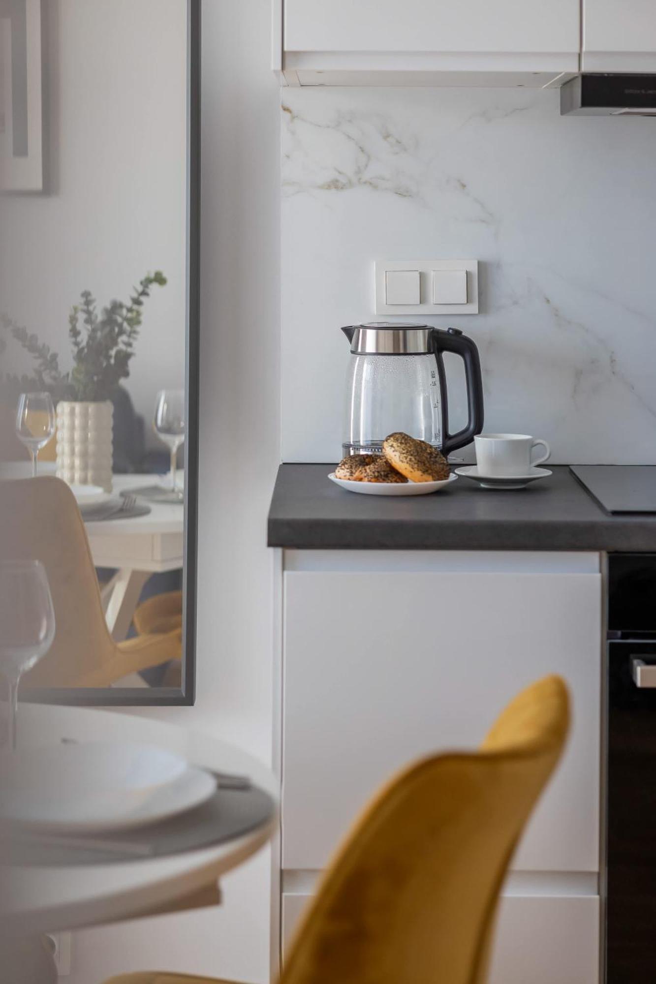 Elegant In With Parking And Desk For Remote Work By Renters Warszawa