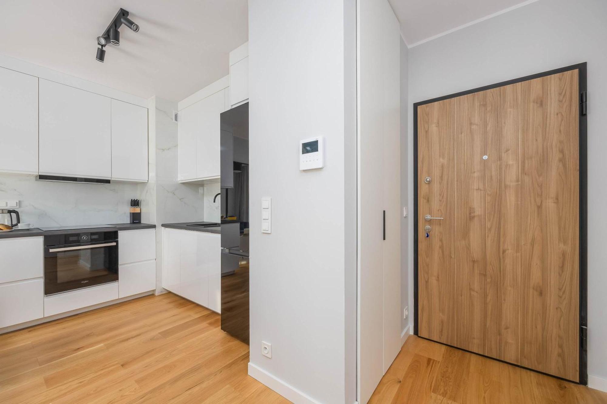Elegant In With Parking And Desk For Remote Work By Renters Apartament Warszawa