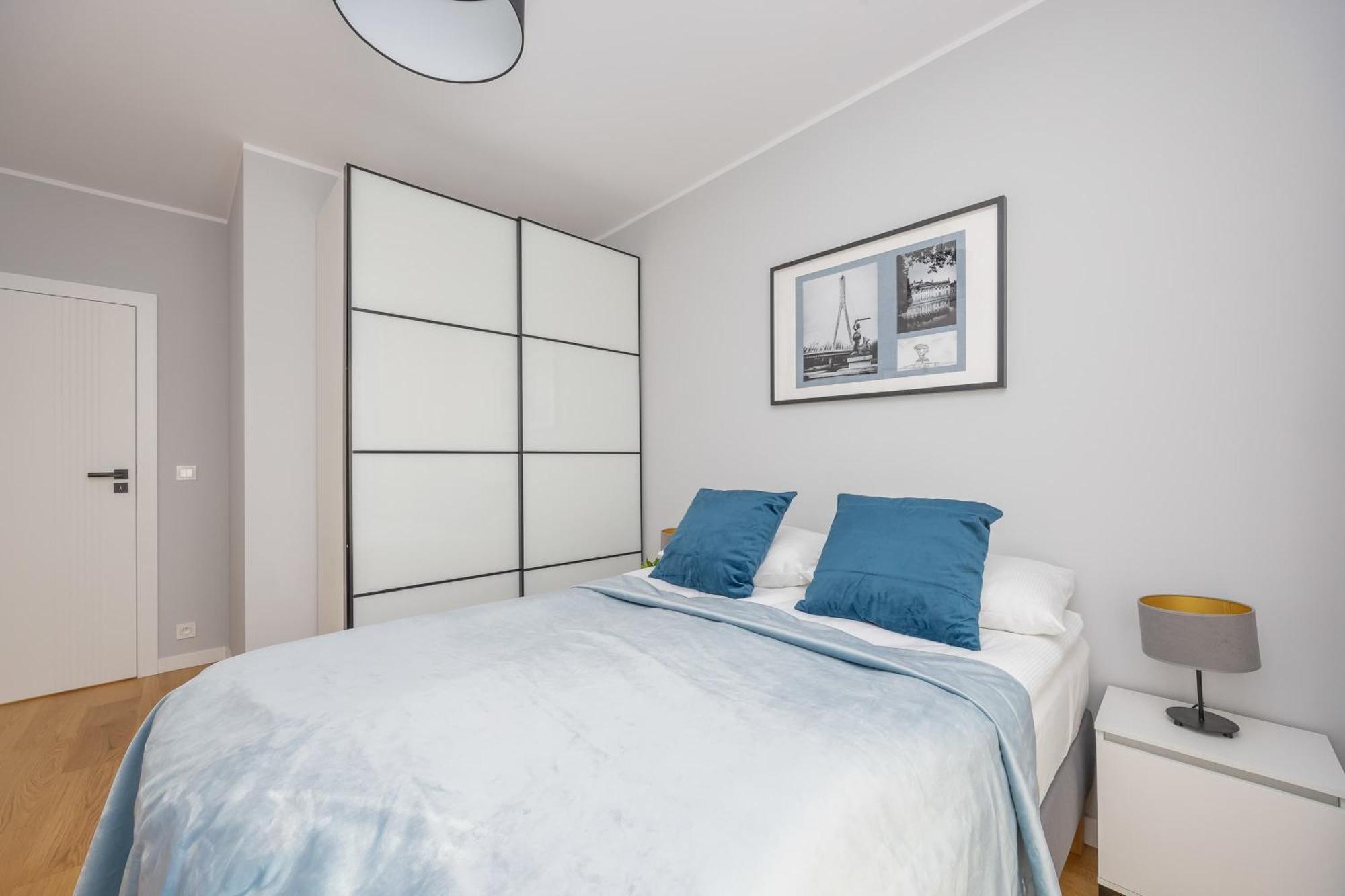 Elegant In With Parking And Desk For Remote Work By Renters Apartament